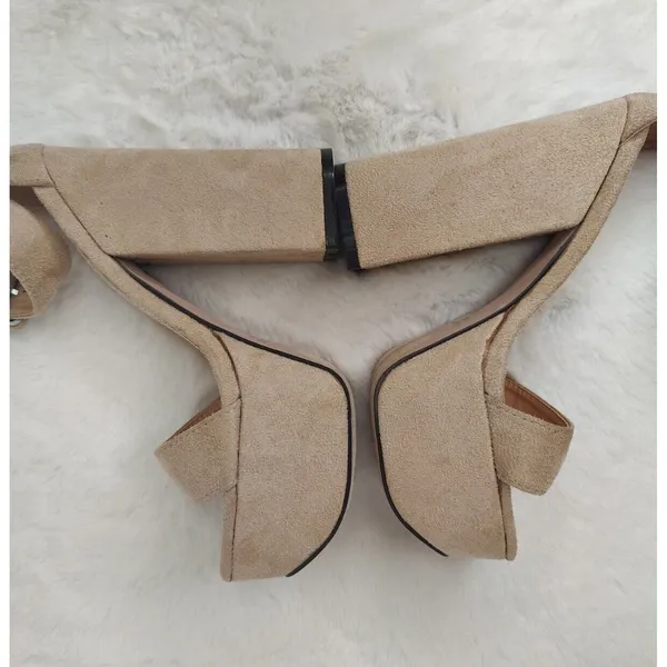 Chase and Chloe Tan Platform sandals Sz 6 faux suede - Image 5