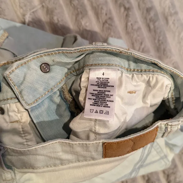 Aeropostale High‎ Waisted Midi Denim Shorts Light Wash Distressed Size 4 - Image 5