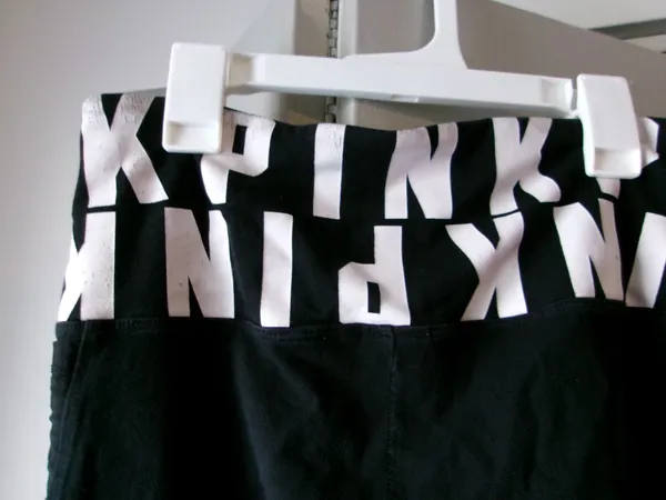 PINK Victoria's Secret pink all over band leggings in black and white size medium. - Image 4