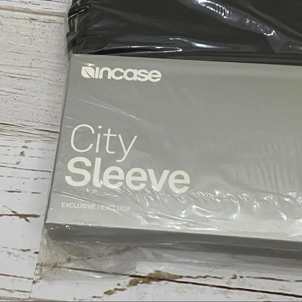 Incase City Sleeve Black 11” MacBook Air Case - Image 6