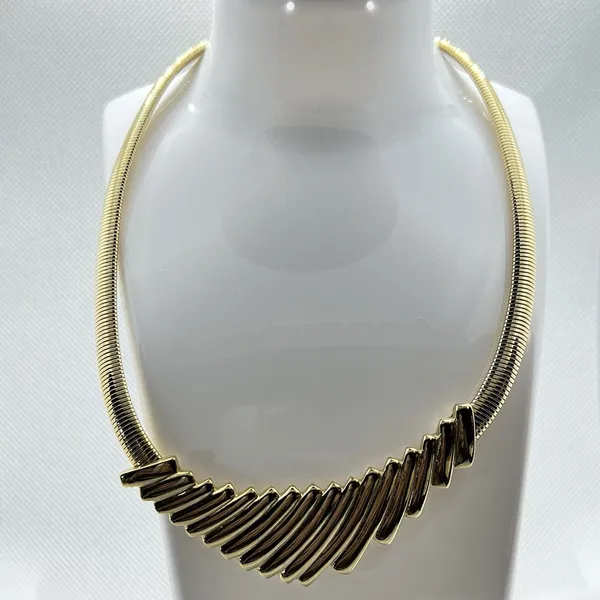 VTG NWOT 1980s Polished Gold Tone Ribbed Chevron Shaped Pendant Choker Necklace - Image 2