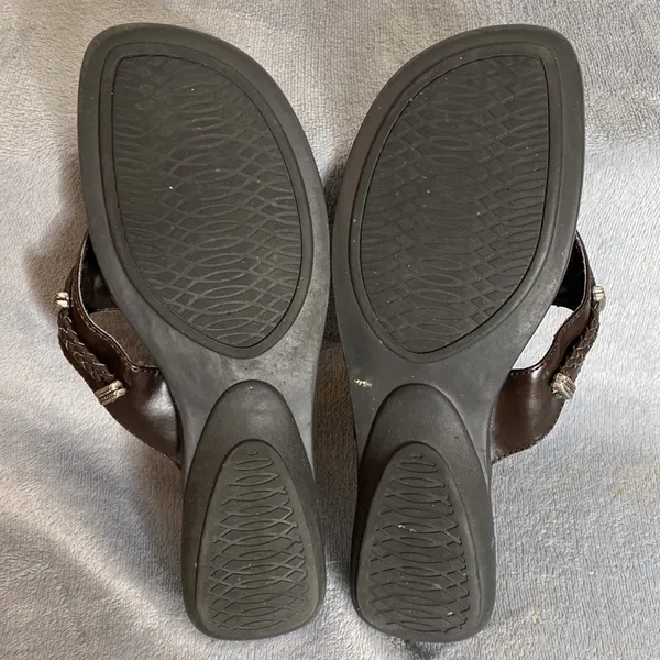Women’s White Mountain Brown Cezar Silver Medallion Slip-on Sandal Shoes 9 - Image 11