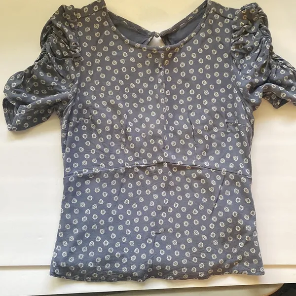Abercrombie blue floral ruched short sleeve open back smocked blouse, size medium - Image 2