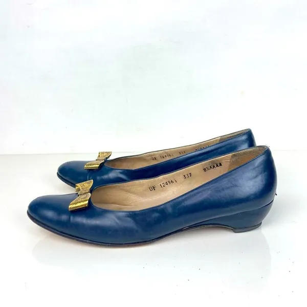 FERRAGAMO Vintage Navy Blue Leather Shoes Heels Brass Bows - Size 8.5 AAAA - Image 10