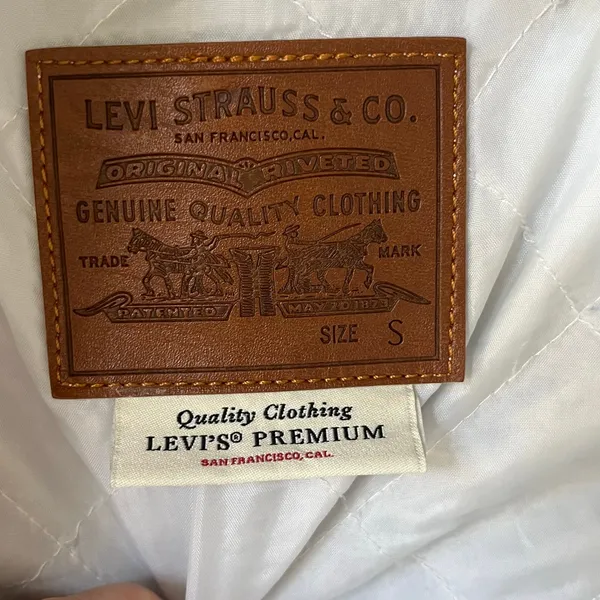 Levi’s Women's Retro Sherpa Denim Trucker Jacket Light Wash Size S - Image 10