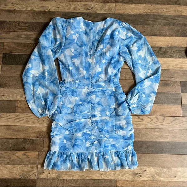 Showpo blue white ruched print mini dress 2 - Image 3