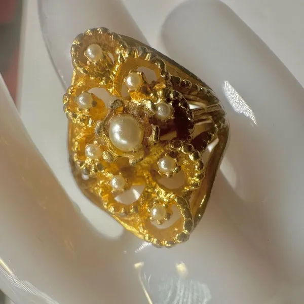 Gold tone faux pearl vintage ring - Image 7