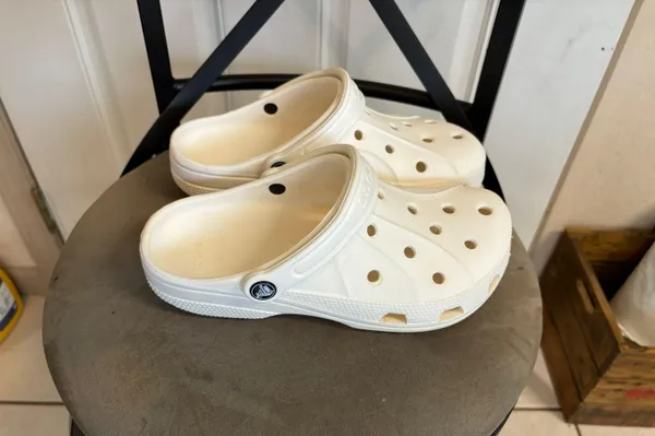 Crocs M6,W8 White Croc Clogs - Image 3