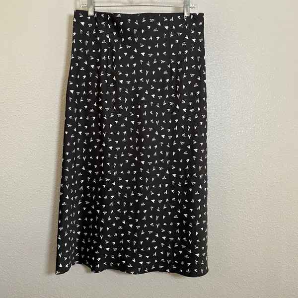 New with tags LOFT Black White Heart Print Skirt Size Medium - Image 3