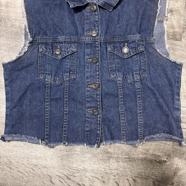 Women's Distressed Denim Raw Hem‎ Short Denim Distressed Dark Wash Vest Size Med - Image 2