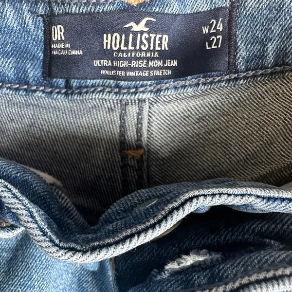 Hollister ultra high-rise ripped doodle Mom jeans 0/24 - Image 4
