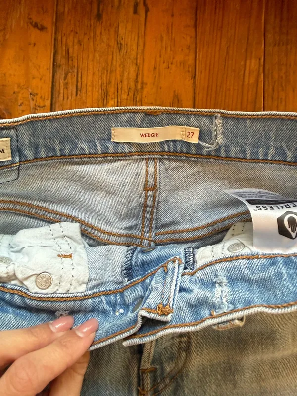 Levi's Wedgie Fit Jeans - Image 4