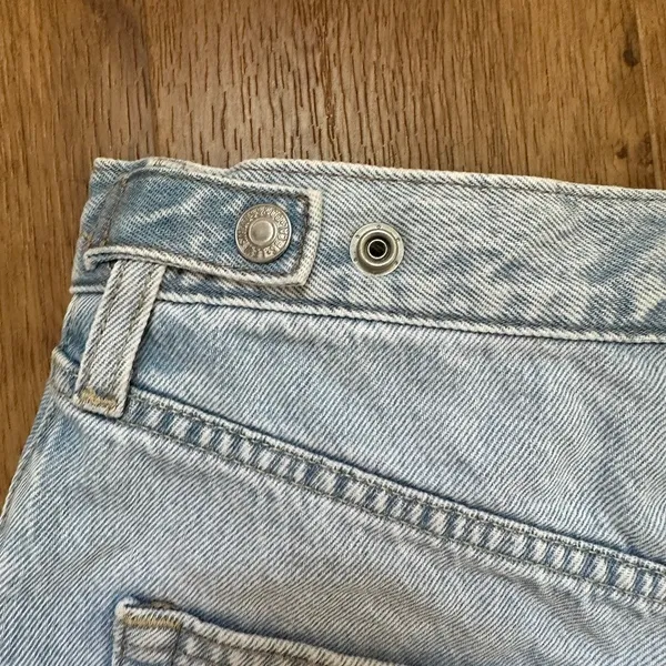 Levi's Women's Cinch Mid-Thigh Shorts Light Wash Size 26 - Image 8