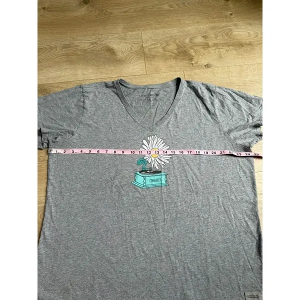 EUC Womens Life is Good short sleeve gray v-neck chusher tee flower record sz XL - Image 6