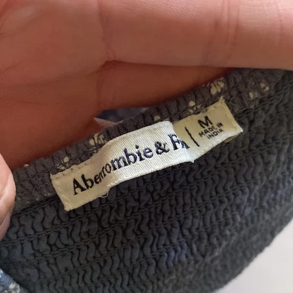 Abercrombie blue floral ruched short sleeve open back smocked blouse, size medium - Image 9
