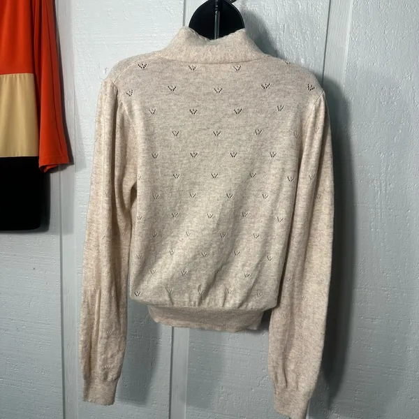 Astr Women’s Cream Tie Neck Sweater Size Medium EUC - Image 6