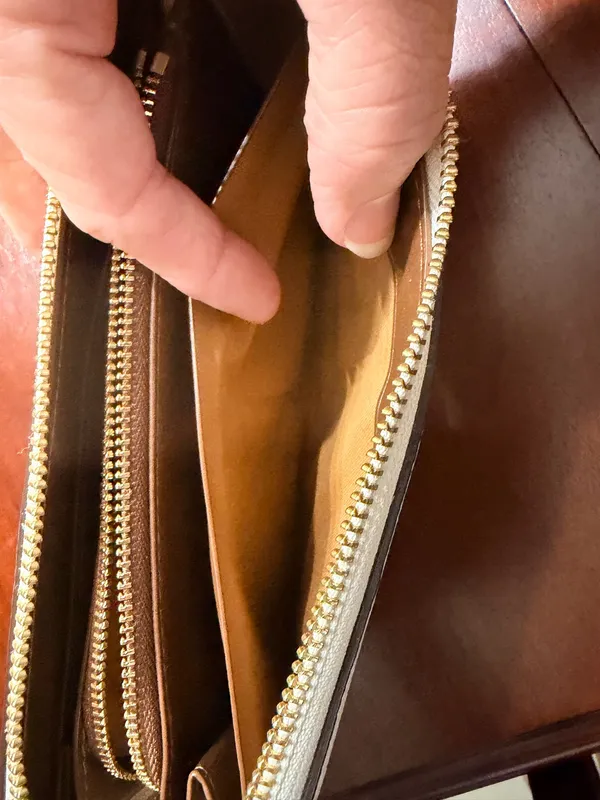Authentic COACH White Pebbled Leather Wallet / Wristlet – Excellent Condition - Image 8