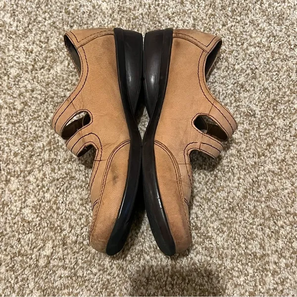 Naturalizer N5 Comfort Sz 7W Brown leather Women’s Mary Jane Shoes w/ Strap - Image 4