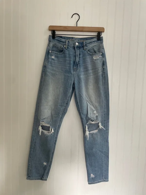 AMERICAN EAGLE AE Ripped Mom Jean High Rise Distressed in Cool Classic Size 2 - Image 5