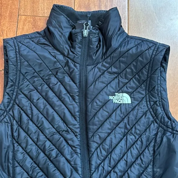 The‎ North Face Lightweight black Puffer Vest Size S - Image 2