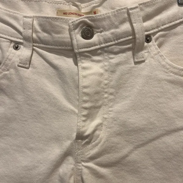 Levis Womens Mid Length Shorts Size 31 White Denim Cuffed Stretch Clean Girl - Image 3