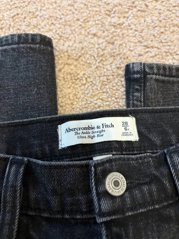 Abercrombie High-Rise Jeans 90s Straight - Image 4