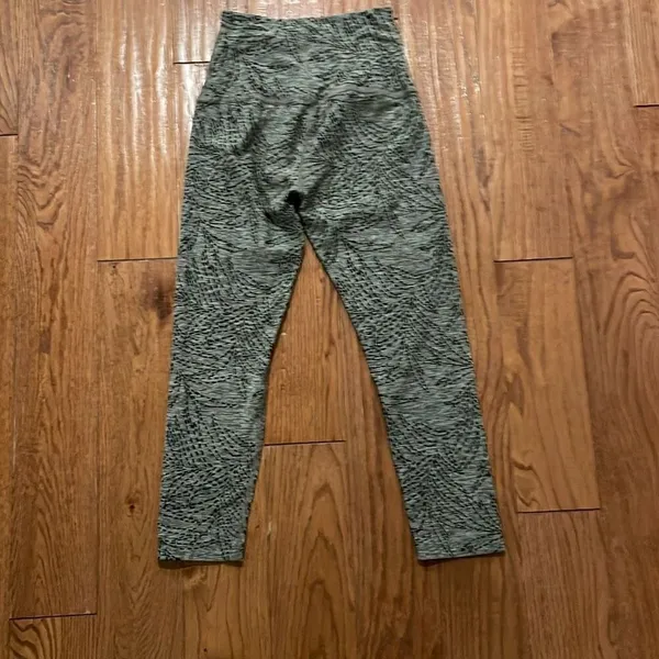 Beyond Yoga jungle fern space dye high rise 21” crop leggings xs - Image 3