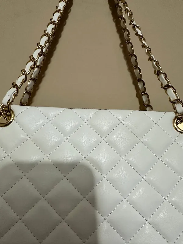 White purse with gold shoulder strap quilted pattern - Image 2