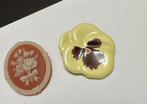 Lot Of 2 Signed Avon Flower Floral Brooch Pins - Image 2