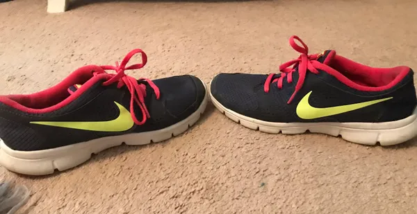 Nike Tennis Shoes - Image 3