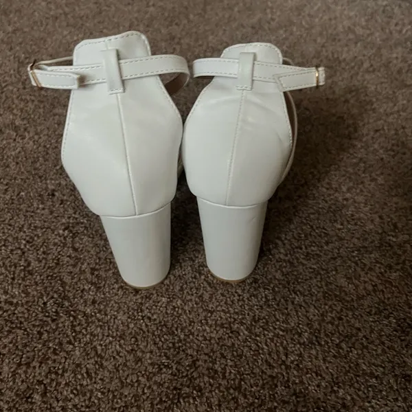 NWT White Open Toe Cross Strap Heels Size 6.5 - Image 6