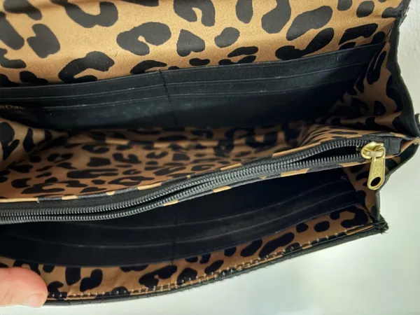 Jessica Simpson black quilted crossbody phone wallet purse. - Image 7