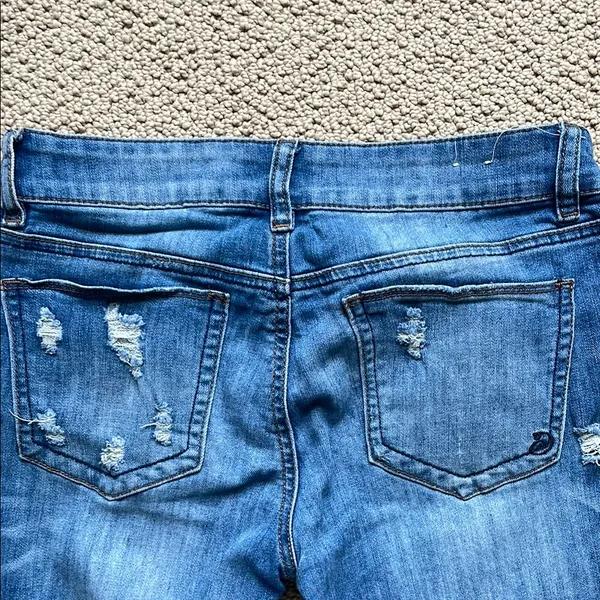 Indigo Rein Distressed Ankle Jeans in Blue - Image 11
