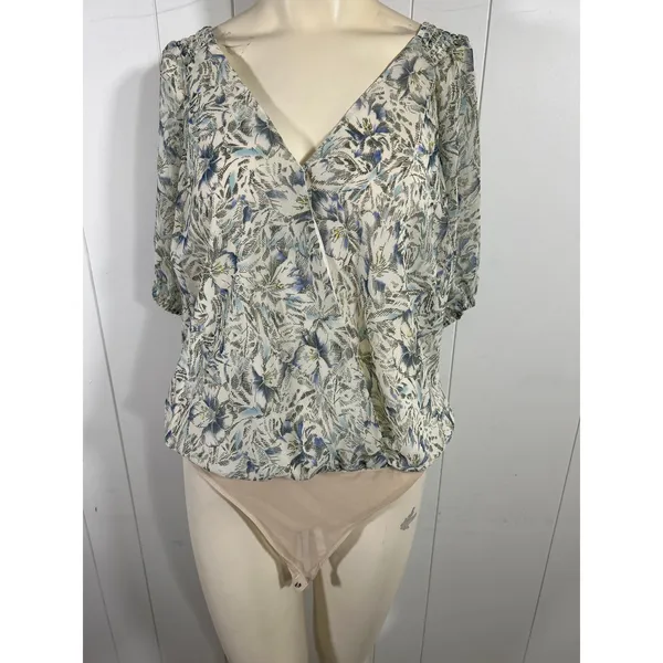 ASTR THE LABEL Surplice Faux Wrap Floral Bodysuit in Size XL - Image 3