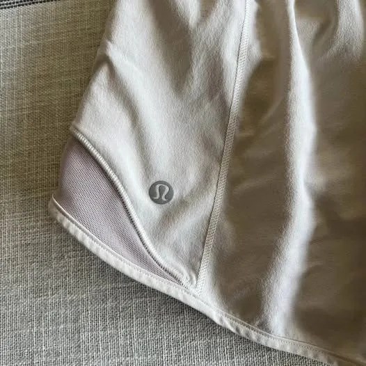 Lululemon Hotty Hot Low Rise Lined Shorts 2.5" Bone Size 10 - Image 5