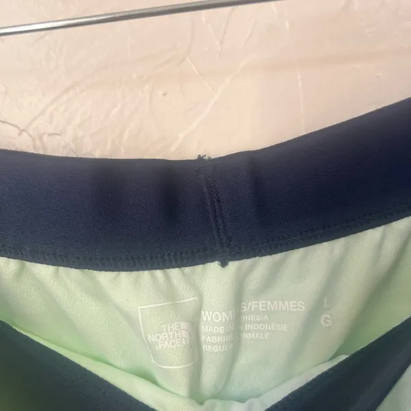 The North Face Women's Wander Shorts - Neon size L NWT - Image 6