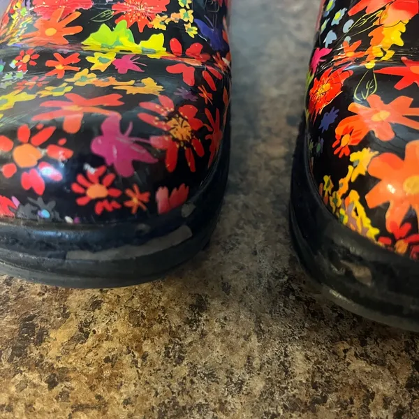 Klogs non-slip floral shoe. There‎ are some black off the toe and heel 7.5M - Image 2
