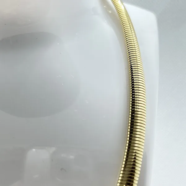 VTG NWOT 1980s Polished Gold Tone Ribbed Chevron Shaped Pendant Choker Necklace - Image 5