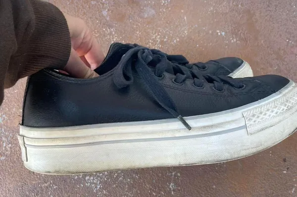 Converse black leather platform sneakers sz 8.5 / in good used condition. - Image 3