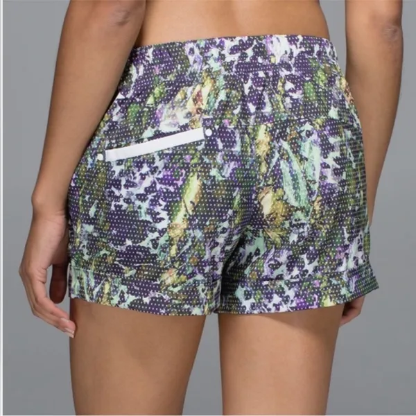 Lululemon Spring Breakaway Short Floral White Multi size 8 - Image 3