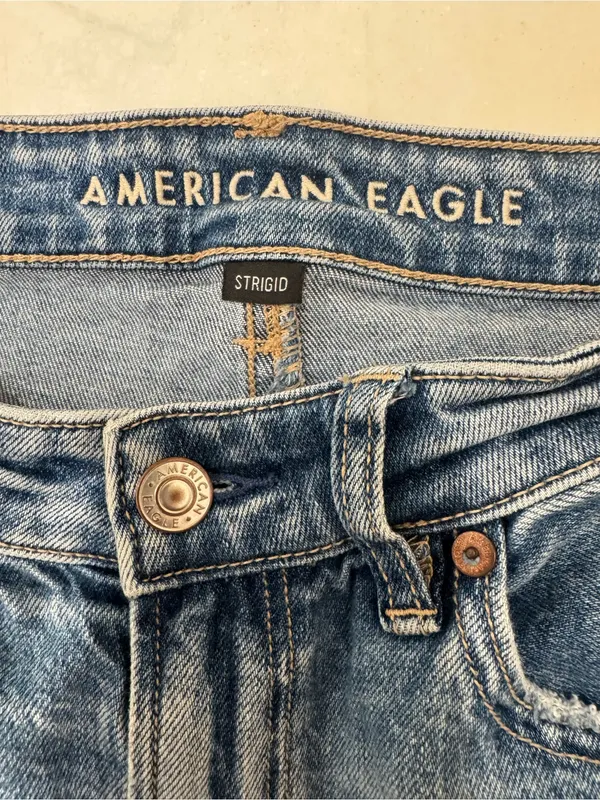 American Eagle Strigid Distressed Mom Jeans Light Wash Size 6 Regular - Image 6