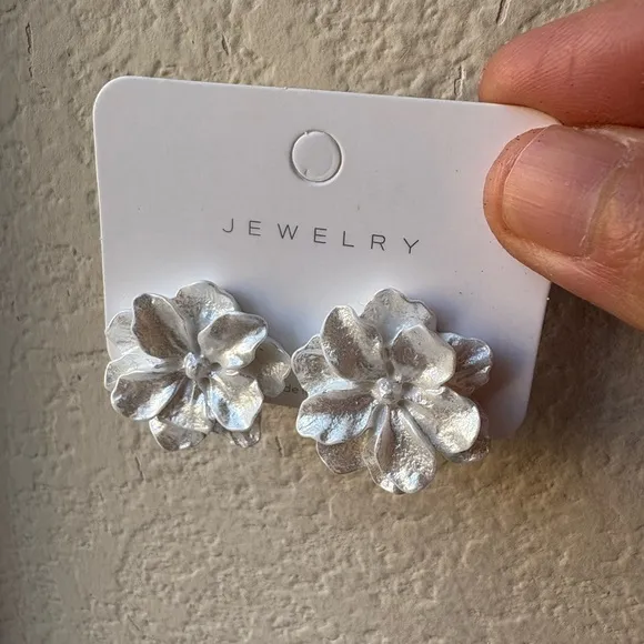 Iridescent White Flower – Lightweight Statement Floral clip-on‎ earring new - Image 4