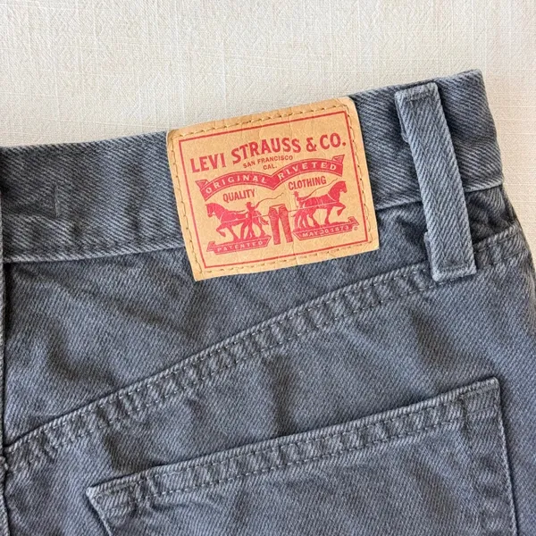 Levi's High Waisted Mom Shorts Womens 28 Black Denim Retro Summer Cut Offs - Image 2