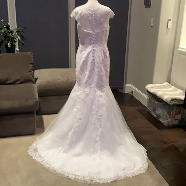 Gorgeous Mermaid Style Wedding Dress White Size 14 NWOT - Image 4