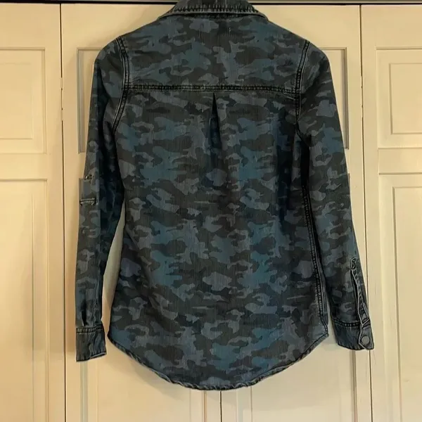 Blank NYC camo snap front denim shacket button down xs - Image 6