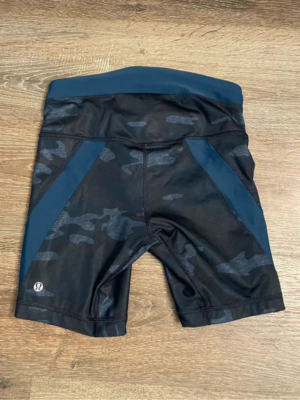 lululemon athletica Clip-In Short Camo Bike Shorts Size 4 - Image 4