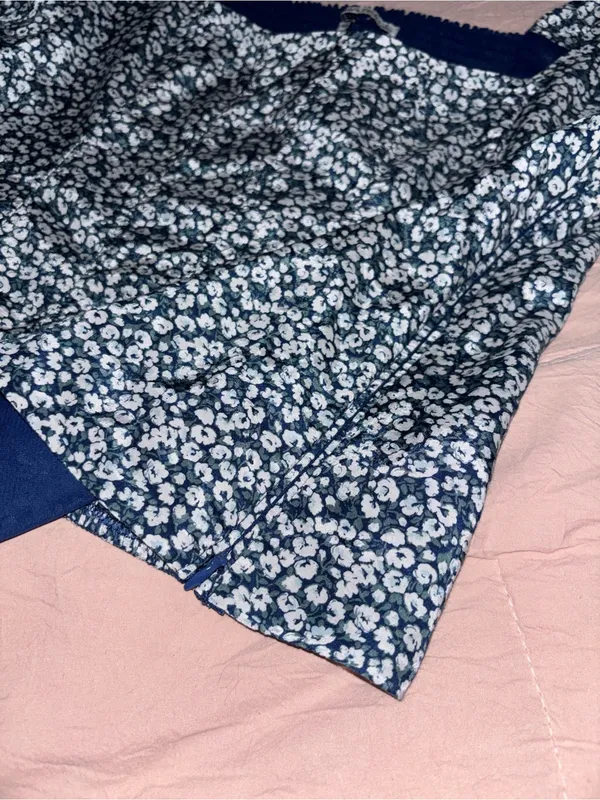 Abercrombie & Fitch Navy and White Floral Square-Neck Puff Sleeve Top - Image 4