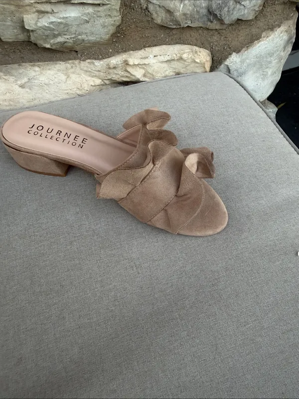 Journee Collection Taupe Ruffle sandals size 6 NEW - Image 8