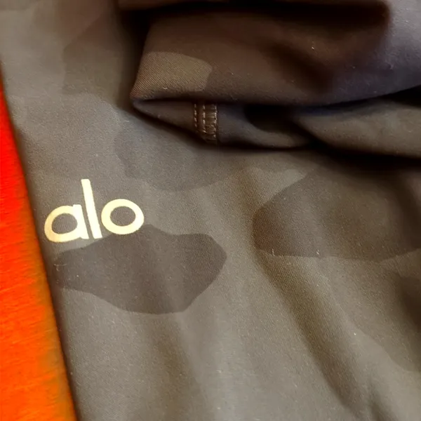 Alo Yoga HIGH-WAIST CAMO VAPOR LEGGING - Black Camouflage Size XS - Image 7