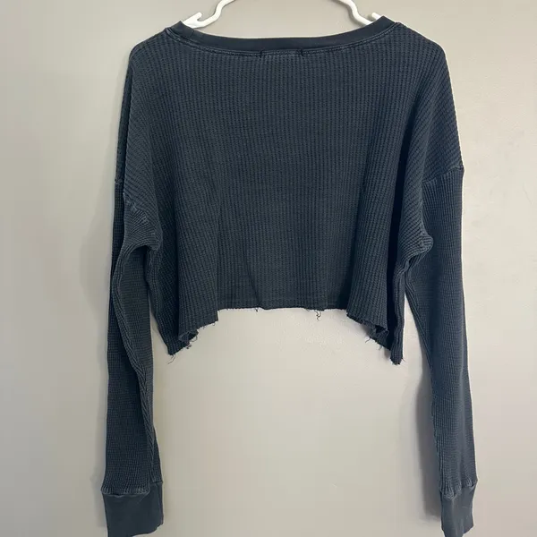 Forever 21 women’s dark gray waffle knit cropped long sleeve round neck top M - Image 3